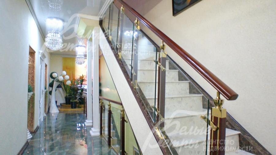 Лестница облицована мрамором 