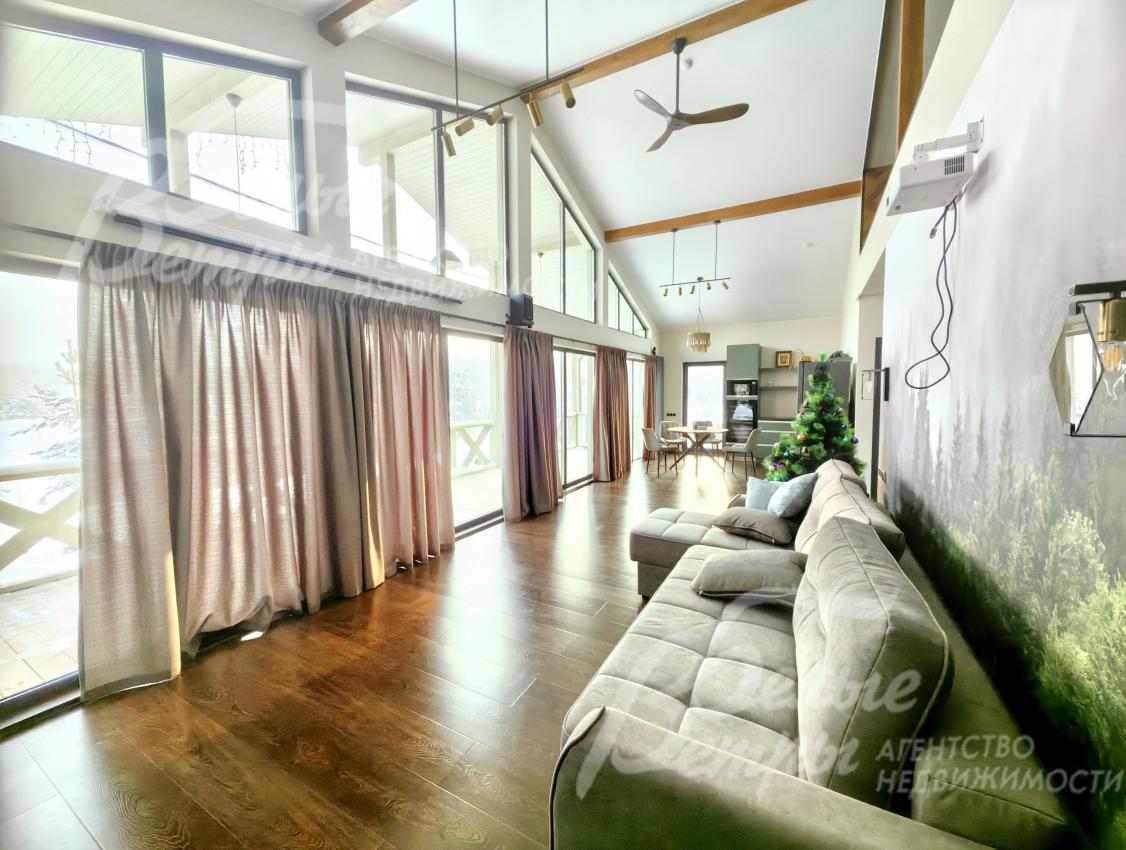 В гостиной проектор и большой рулонный экран