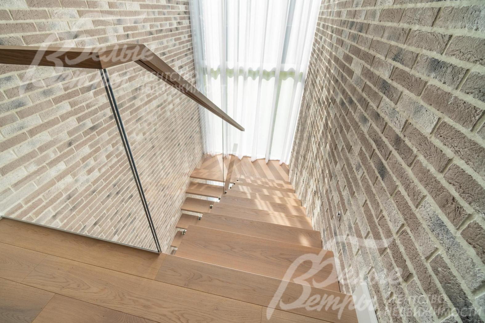 Поручни лестницы - из дуба, ограждение – закаленное стекло
