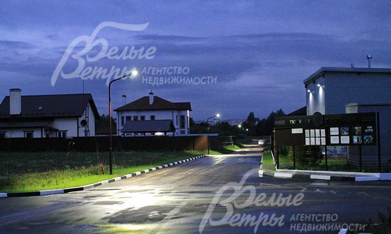 Широкие ухоженные улицы на территории коттеджного поселка Капитолий