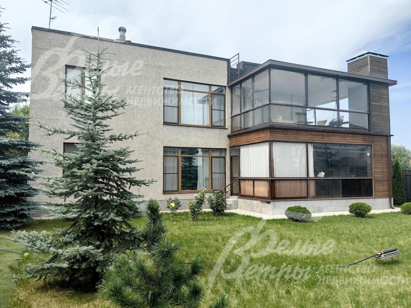 Стены дома отделаны штукатуркой из мраморной крошки