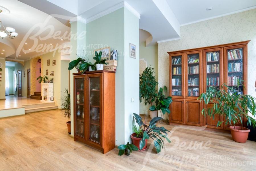 В гостиной - комнатные крупномеры, установлены шкафы в классическом стиле