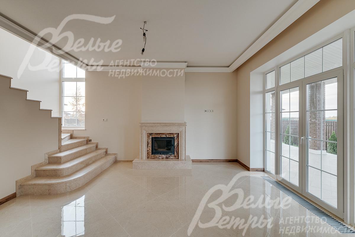 Камин в гостиной отделан двумя видами мрамора 