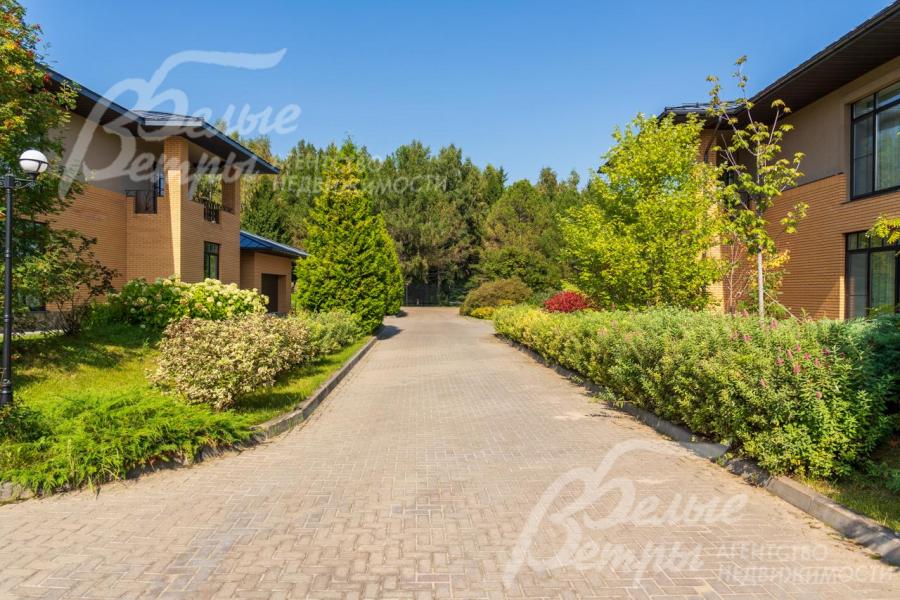 Улицы в поселке утопают в зелени деревьев и растений