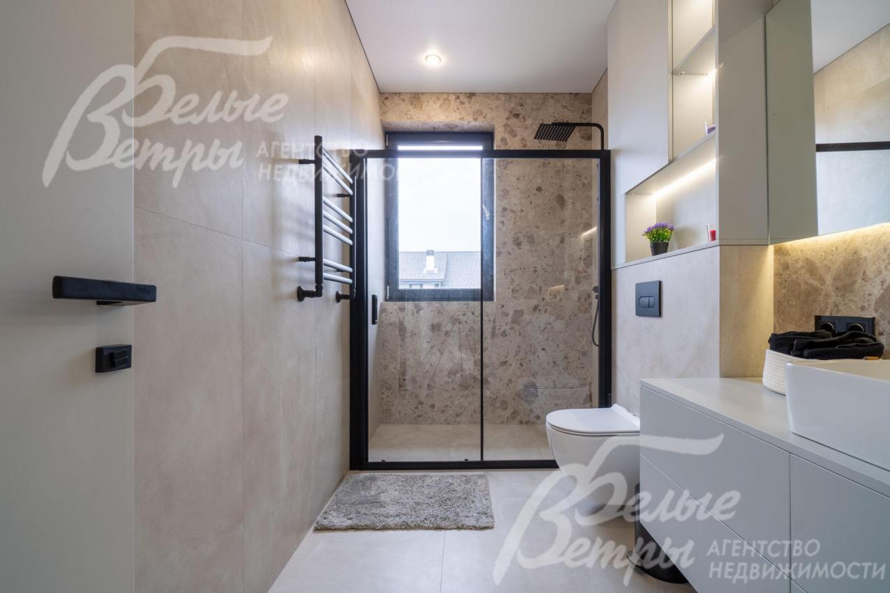 Встроенный душевой уголок у окна