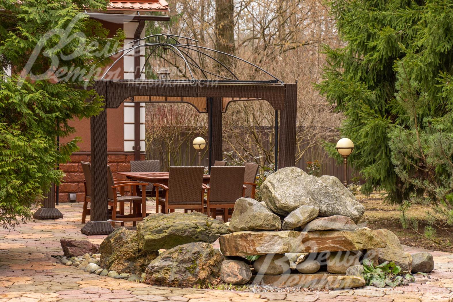 Участок украшает альпийская горка с водопадом