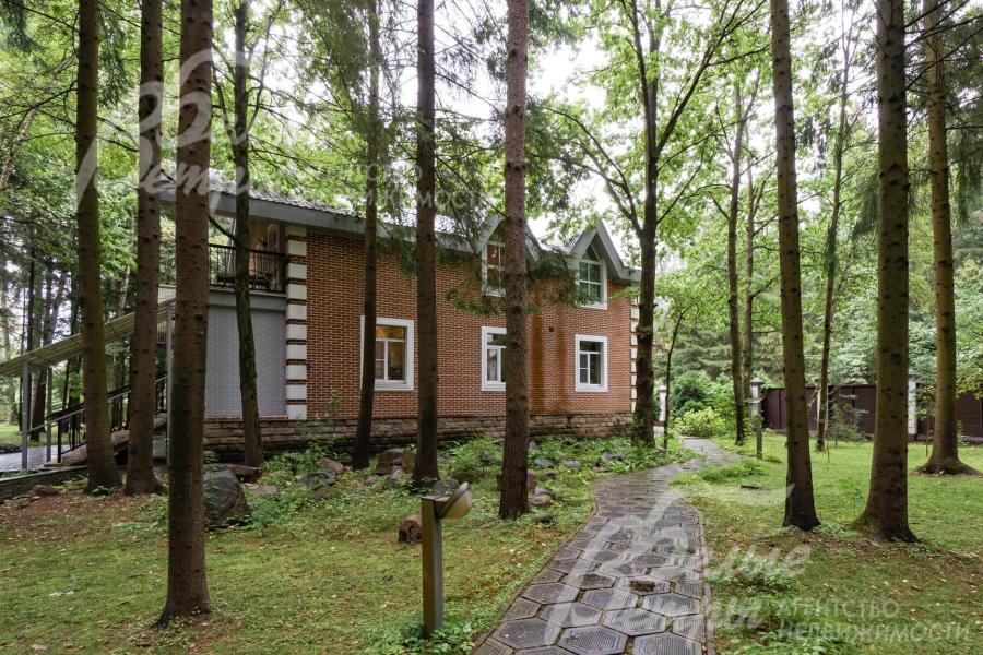 Есть дорожки и уличное освещение