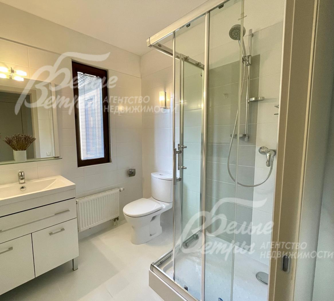 Санузел с душевой на 1-ом этаже