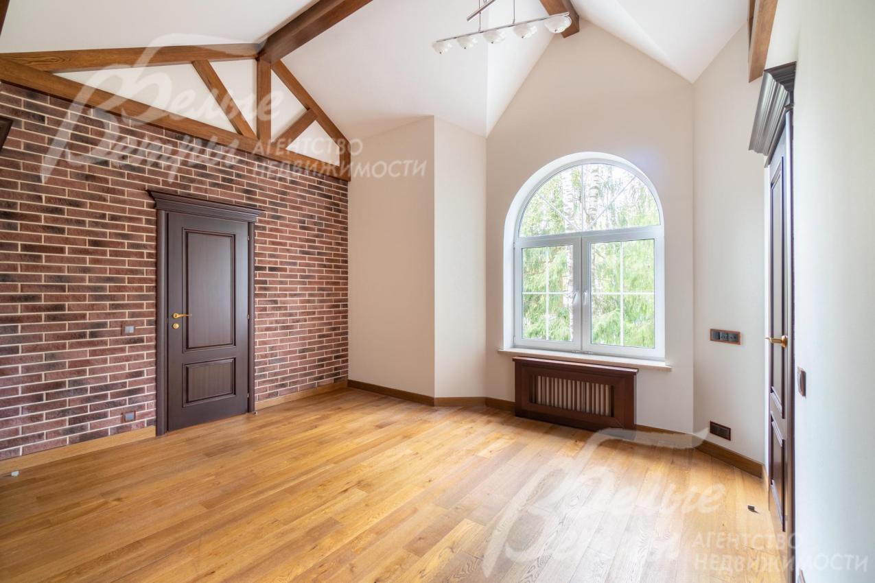 Холл пристройки-флигеля с массивными декоративными балками и отдельным входом