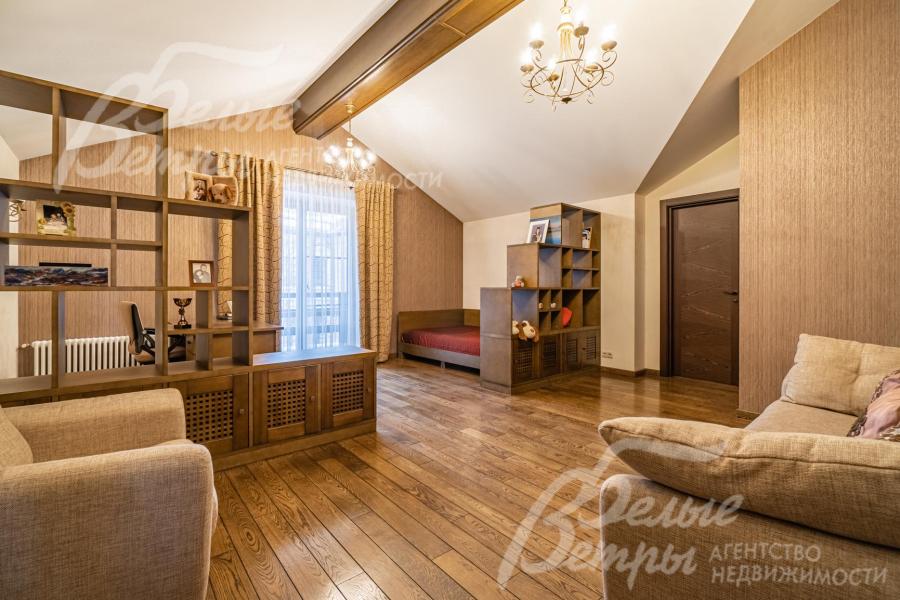 Спальня с выходом на балкон