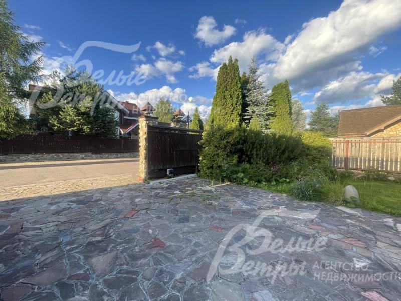 Автоматические ворота при въезде на участок