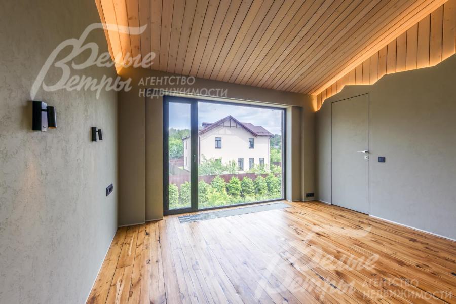 Панорамные окна в спальнях.