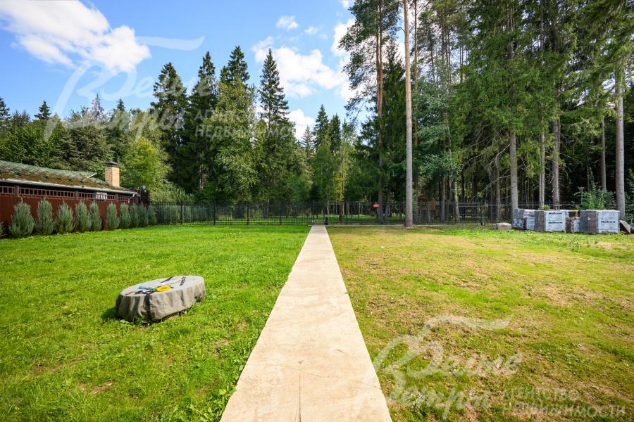 На участке отлиты бетонные дорожки и отмостка, по периметру всех трёх строений выполнен дренаж