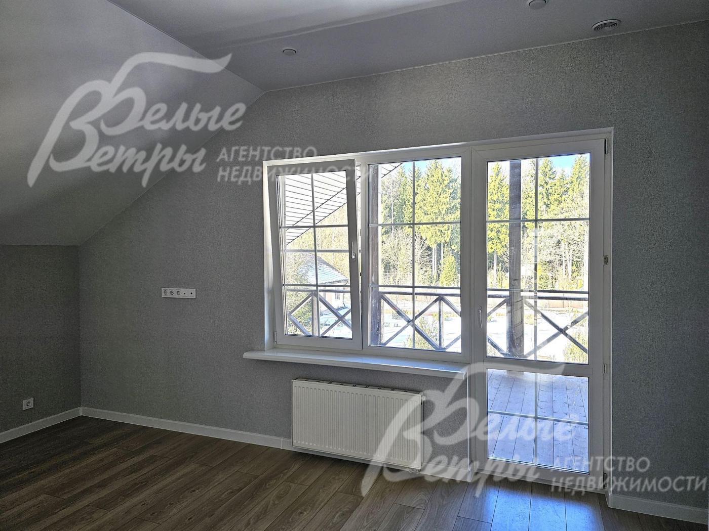 Спальня 2го этажа с выходом на балкон.