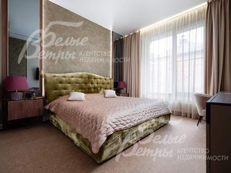 Мастер-спальня на первом этаже с большим окном и спальным гарнитуром