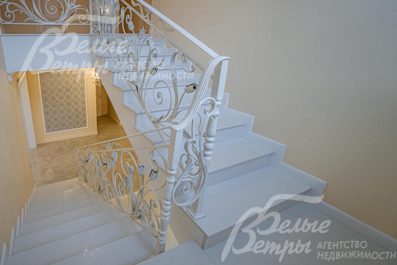 Лестница на монолитном основании, ширина 1 метр, кованое ограждение, ступени из камня