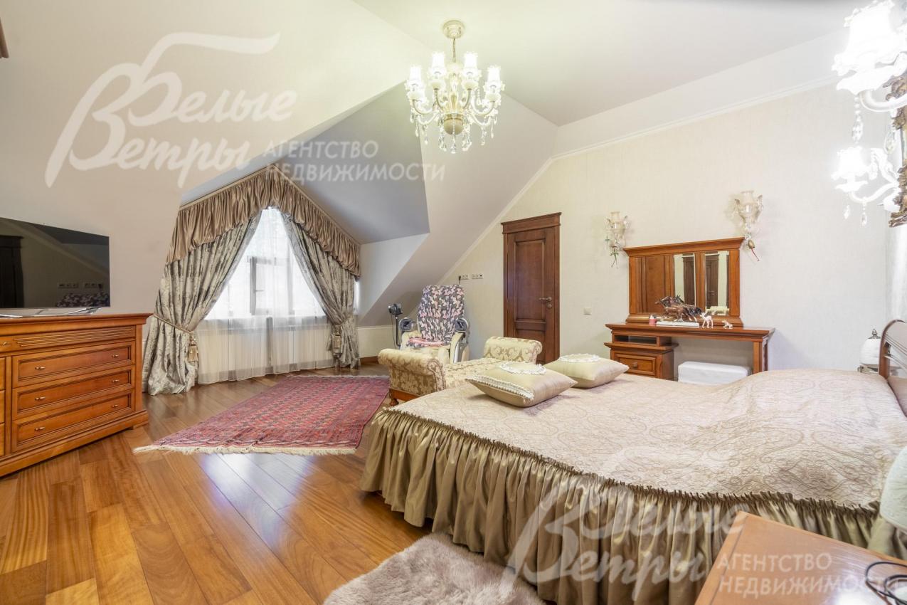 Мастер-спальная на втором этаже укомплектована спальным гарнитуром