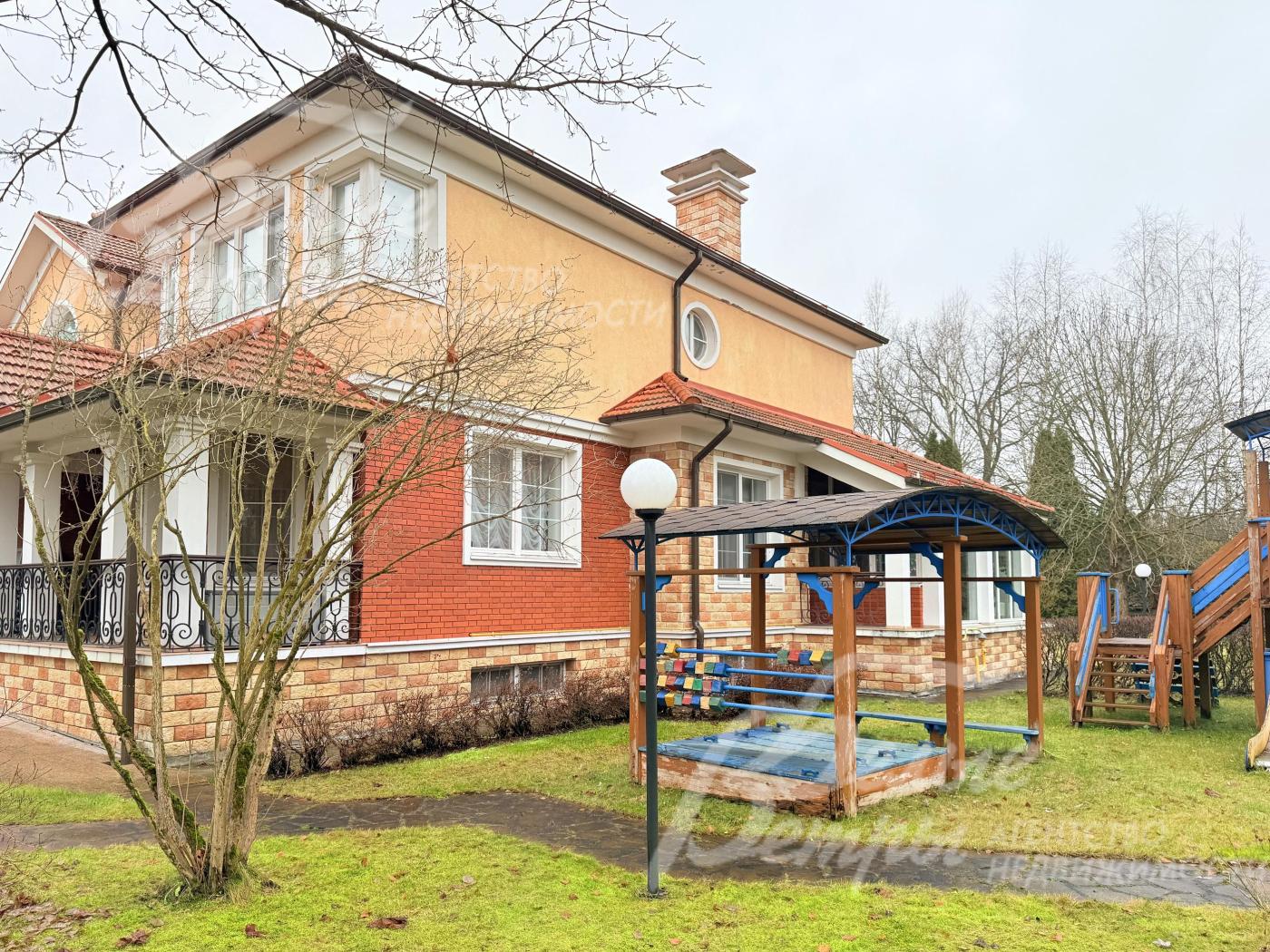 Дом стоит на большом благоустроенном участке: обустроены дорожки и освещение, уложен газон