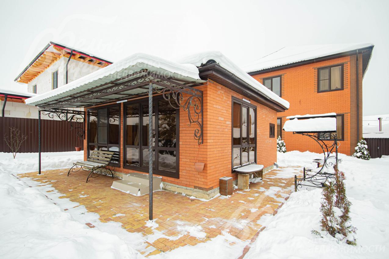 Баня в стиле дома с навесом 