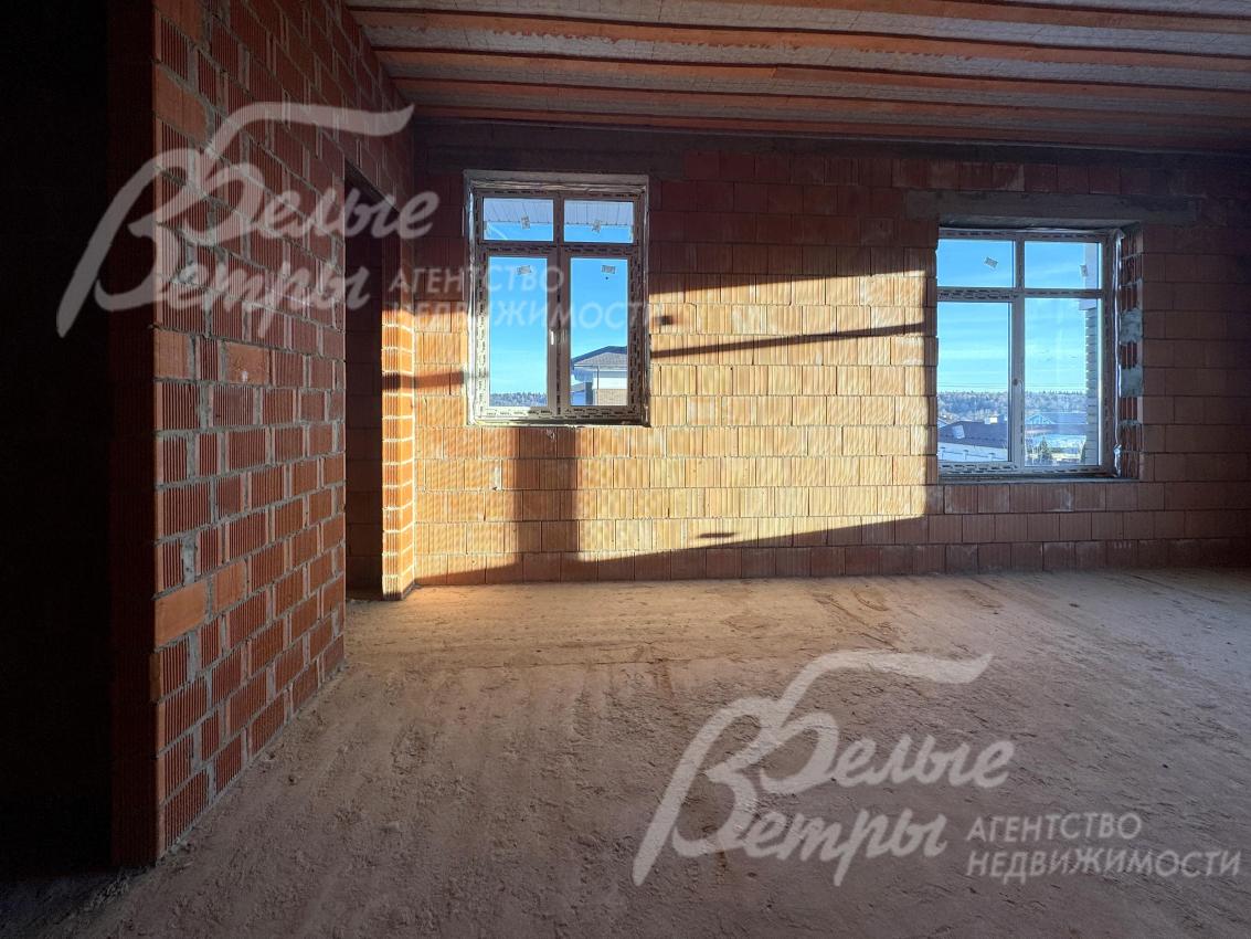 Одна из спален на втором этаже. На первом и втором этажах выполнена стяжка пола механизированным способом