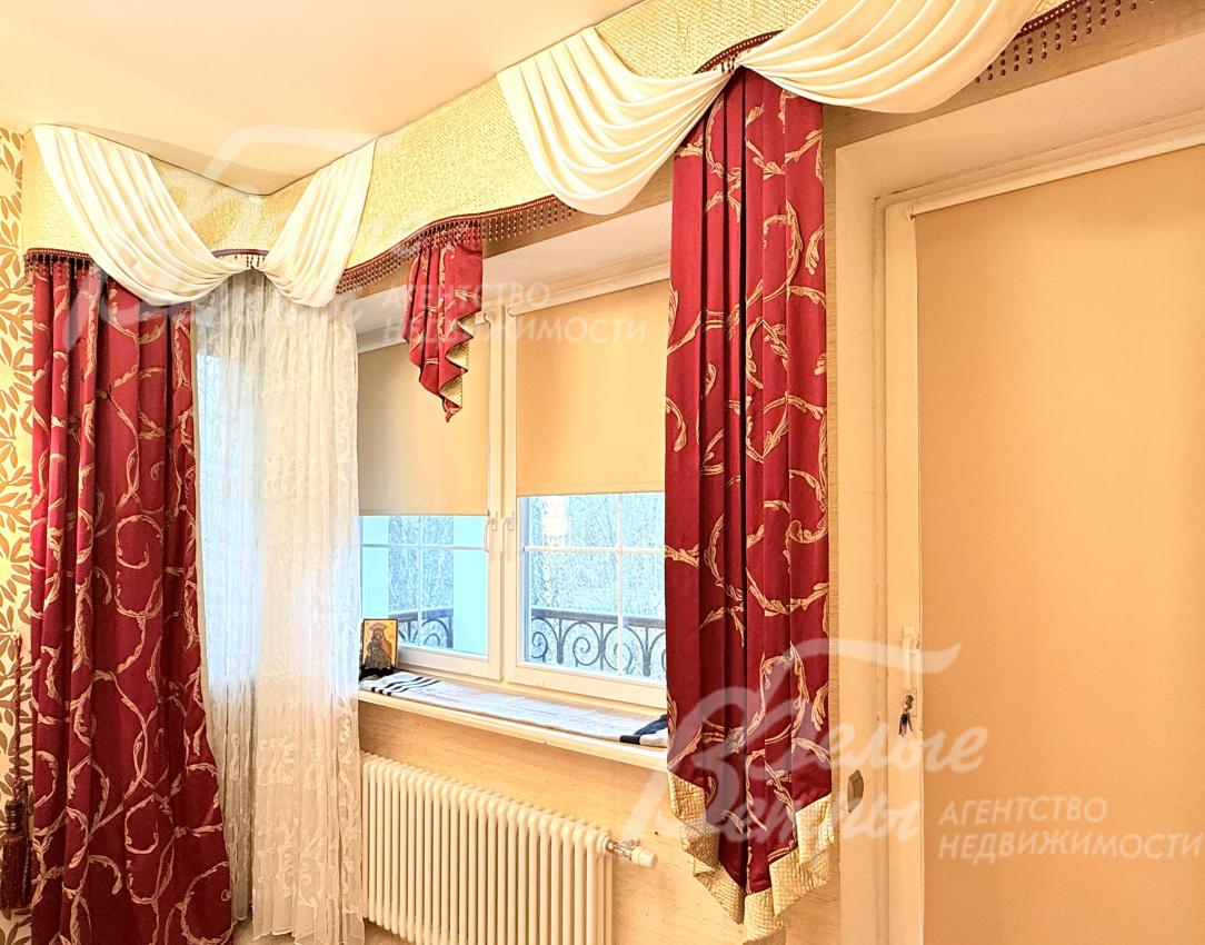 Выразительный акцент интерьера кухни-столовой - эффектные контрастные плотные шторы бордового оттенка в классическом стиле с лёгкими тюлевыми панелями