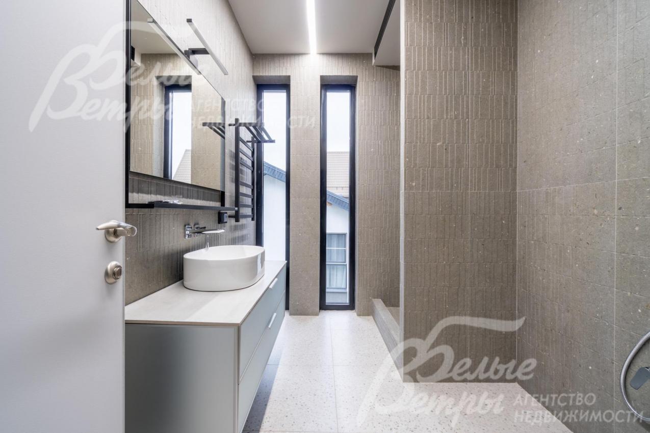 Санузел на втором этаже с душевой и вертикальными окнами