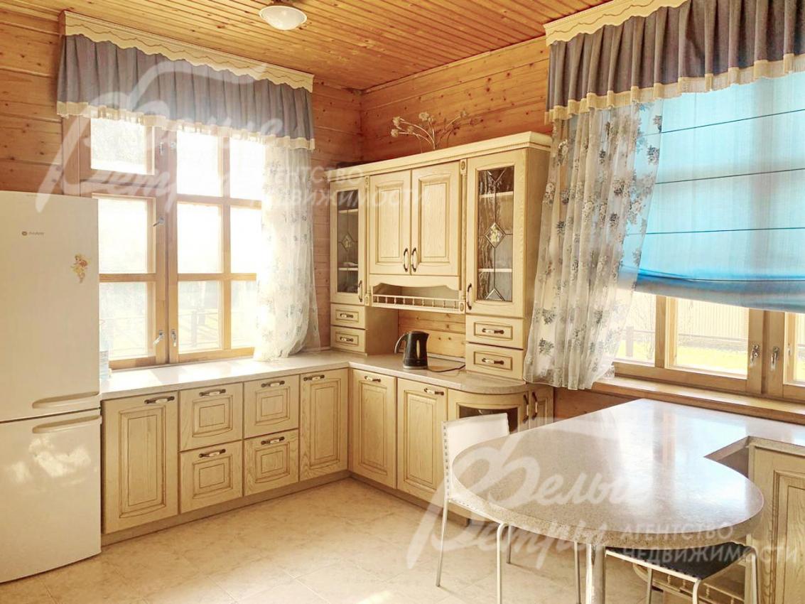 Кухонный гарнитур со встроенной техникой и холодильником