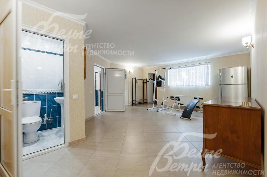 Комната отдыха с тренажерами.