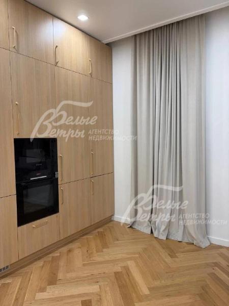 На первом этаже пол выполнен из инженерной доски - дуб