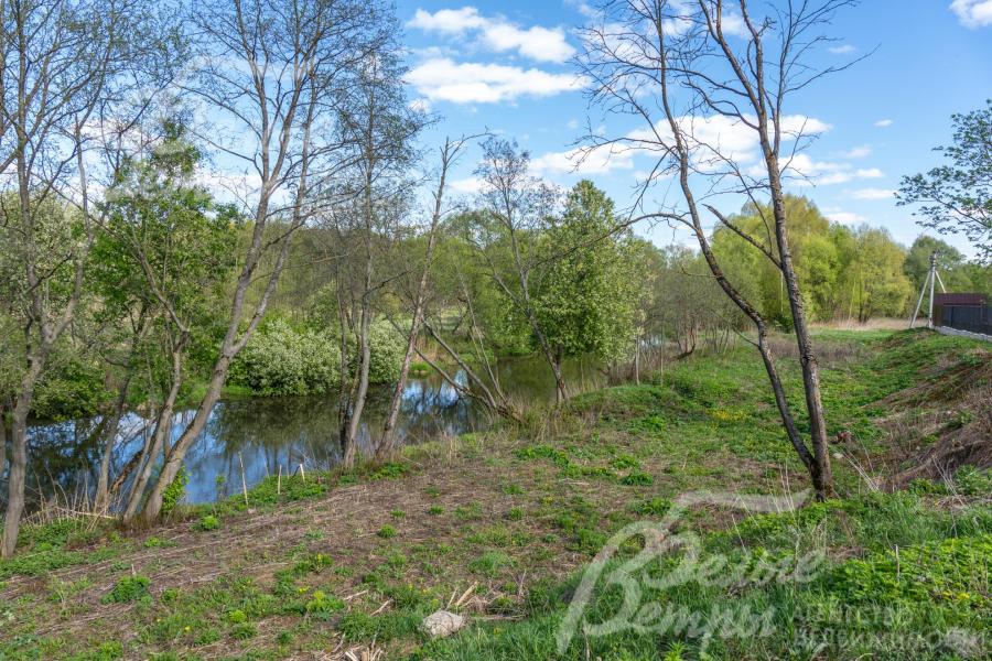 Участок 25 соток граничит с рекой Решетня
