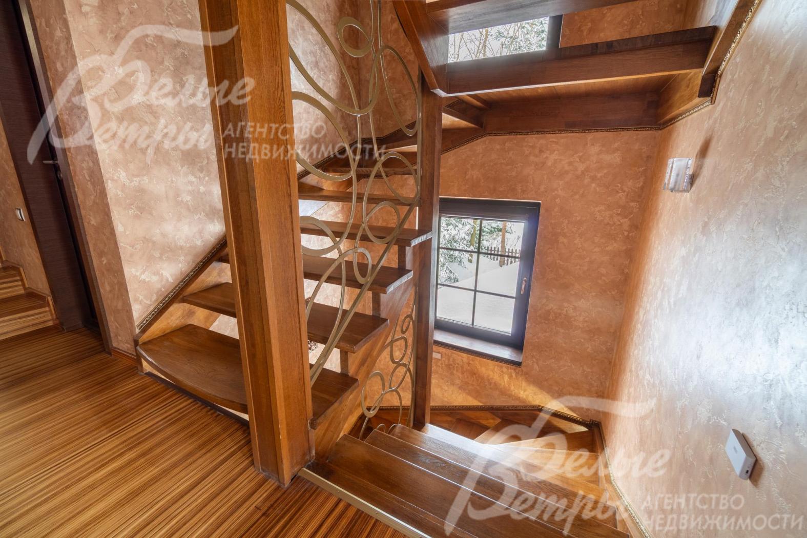 Лестница ведёт на второй этаж, где находится просторный мастер-блок