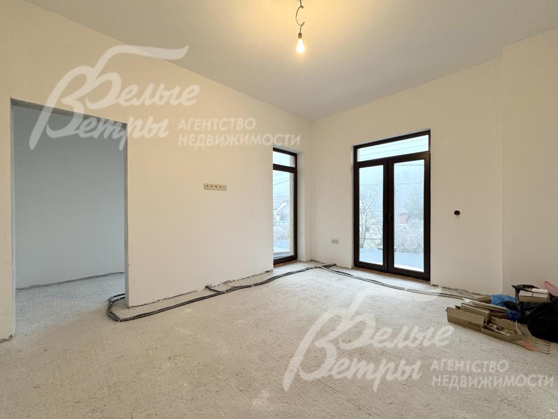 Потолки отделаны штукатуркой, установлены розетки и выключатели немецкого производства