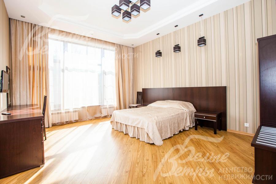 Спальня 27 кв.м на 1-ом этаже с большим окном