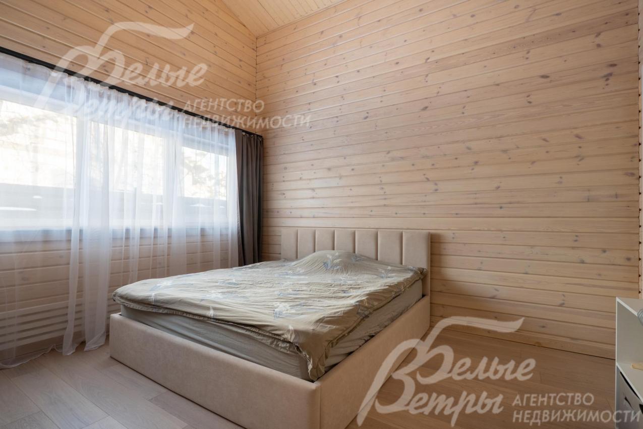 В одной из спален есть антресоль (подъём по лестнице) - кровать расположена на "втором этаже"