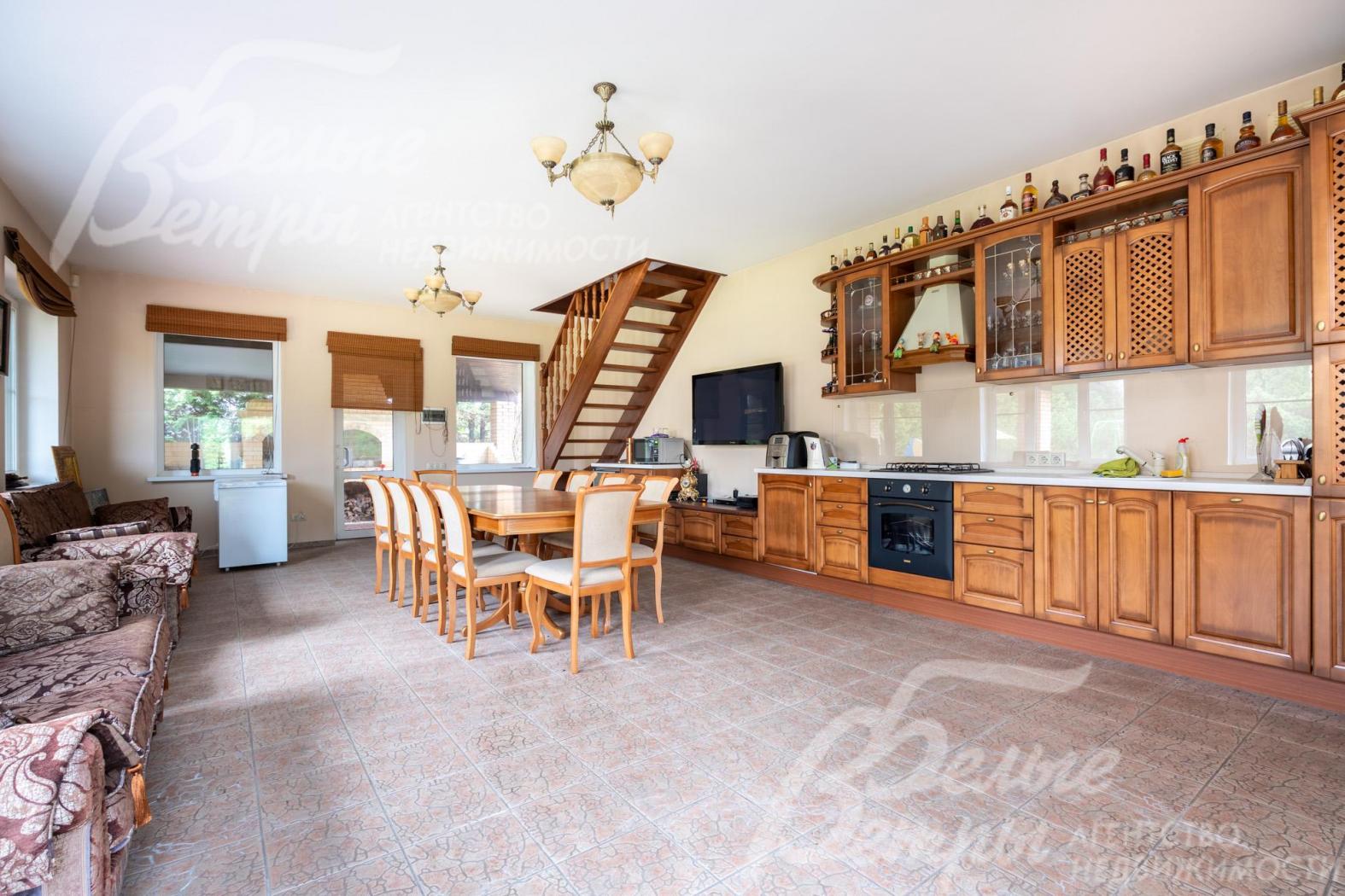 Гарнитур - с фасадами из массива дерева, также есть вытяжка и телевизор