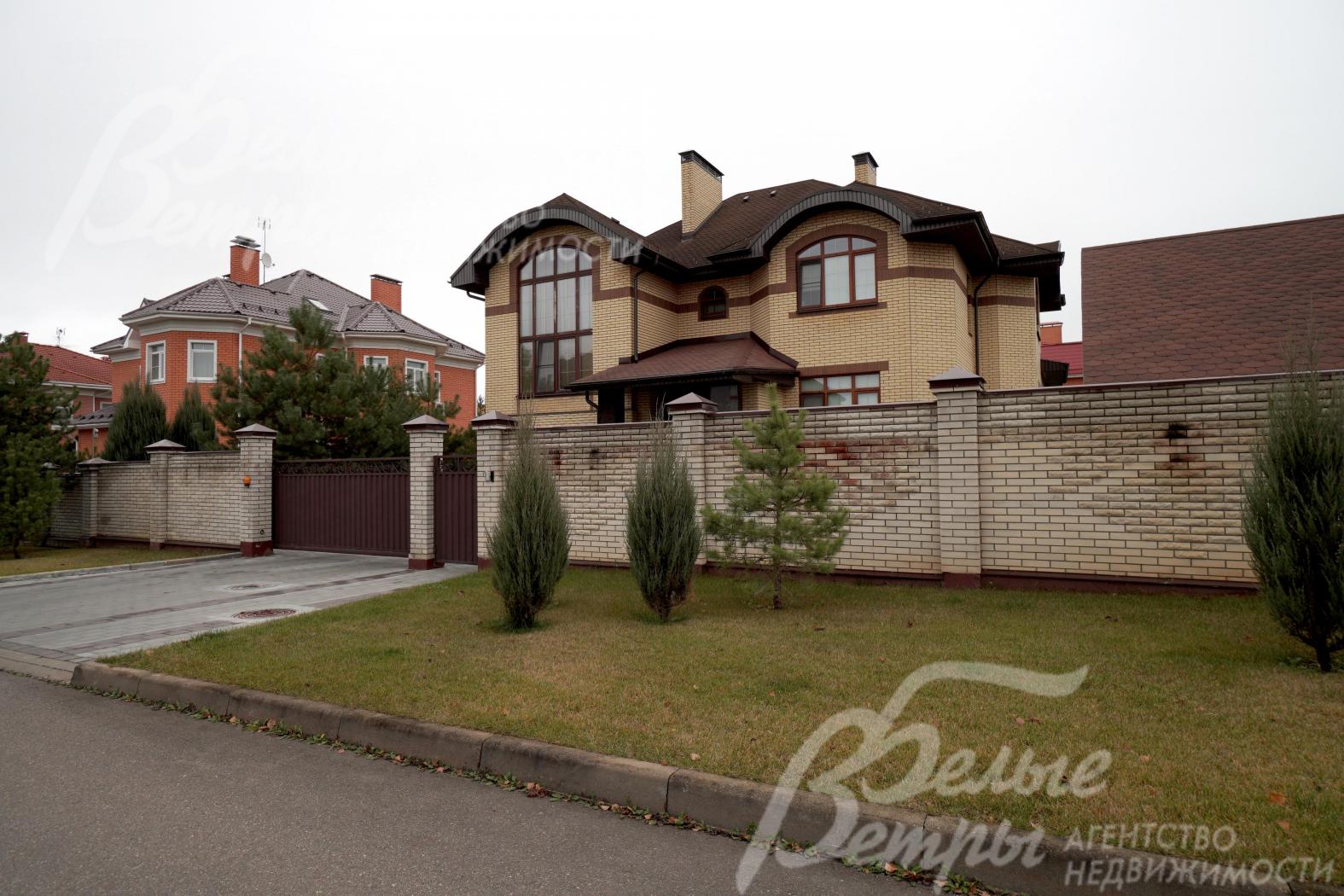 Участок расположен в середине коттеджного посёлка в 250 м от благоустроенного пруда и в 500 м от леса