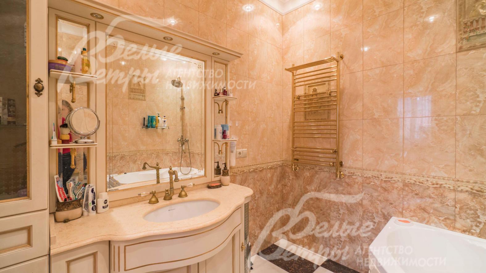 Дорогая отделка и сантехника в санузле