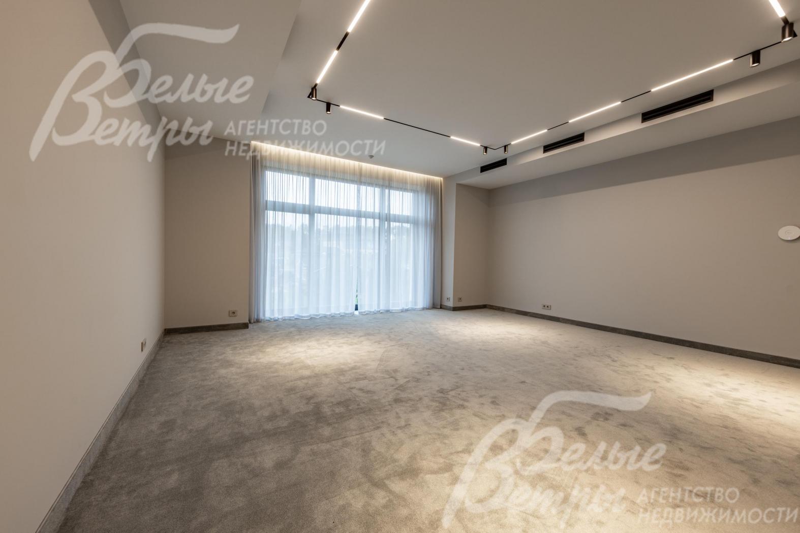 Игровая комната с ковровым покрытием на 2-м этаже