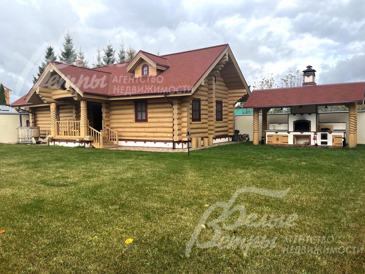 Ландшафтная композиция дополнена идеальным газоном