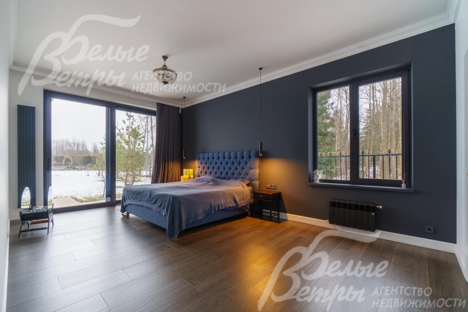 Мастер-спальня. Из всех спален современное раздвижное остекление с выходом к воде