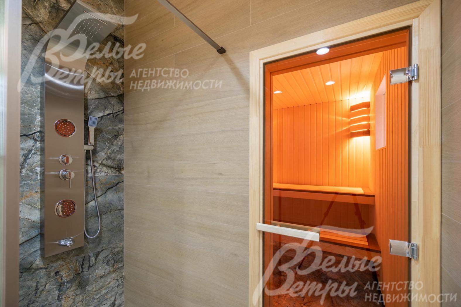 Сауна с душем на первом этаже в доме