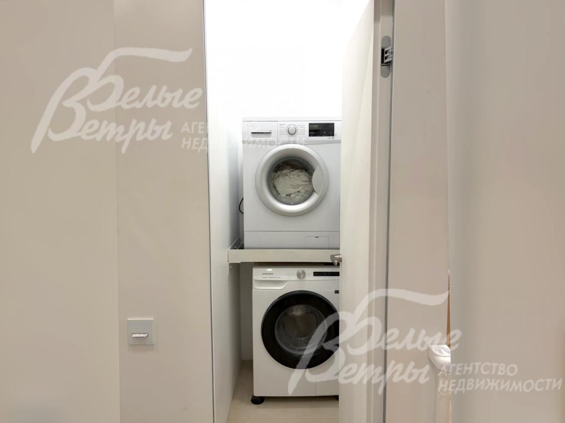 На первом этаже есть постирочная, оборудованная сушильной и стиральной машинами
