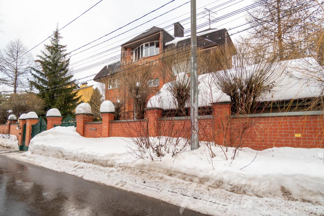 Территория полностью огорожена сплошным кирпичным забором, установлены два комплекта распашных ворот с электроприводом