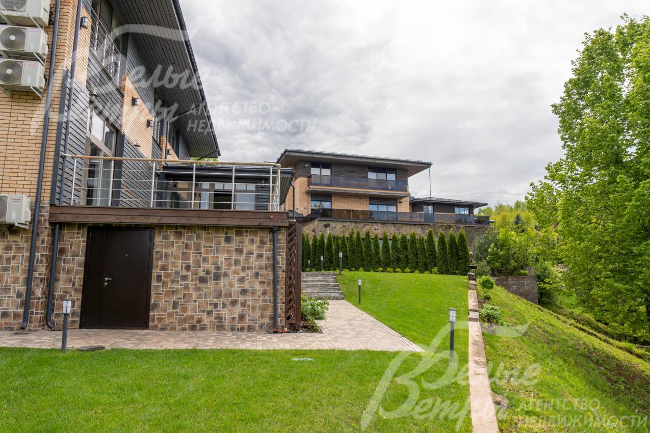 Под террасой - холодный подвал. Крыша, стены и входная дверь утеплены