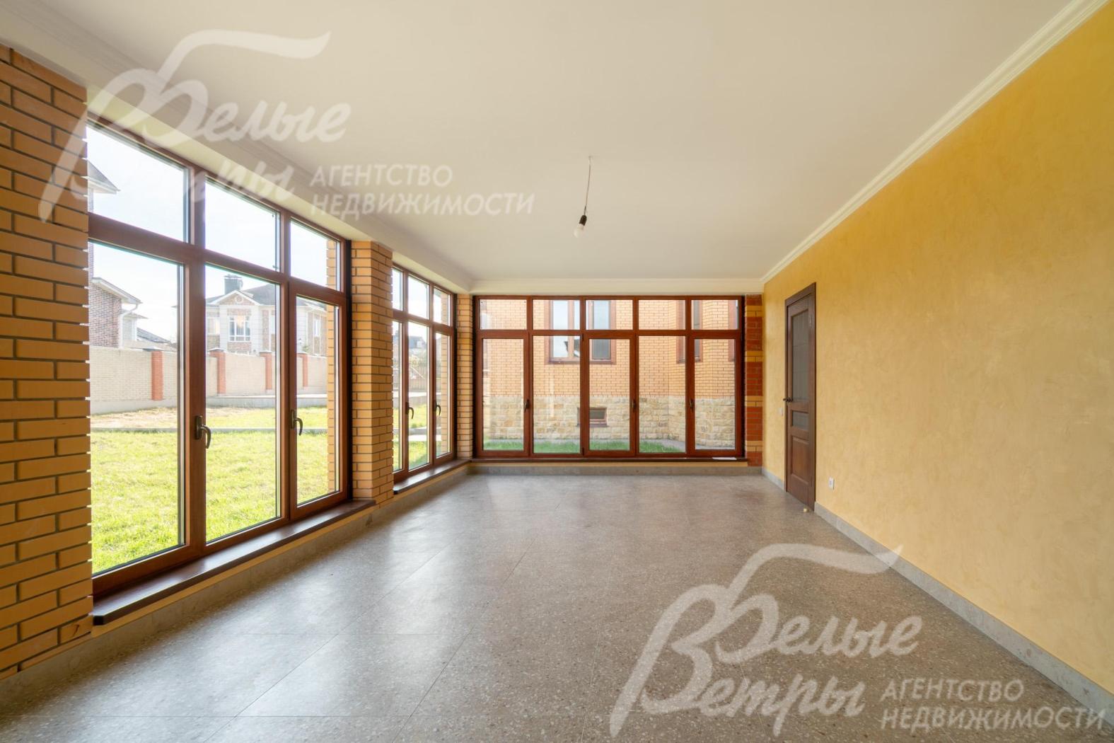 Банный комплекс построен из кирпича, с тёплой отапливаемой верандой и подготовкой под камин/ барбекю