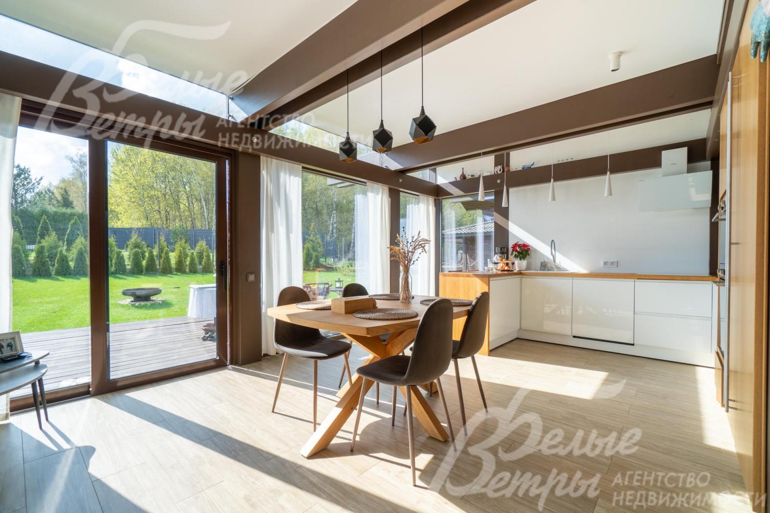 Из кухни-столовой - выход на открытую террасу