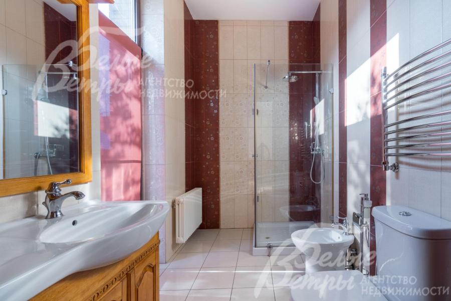 Санузел на первом этаже с душевой