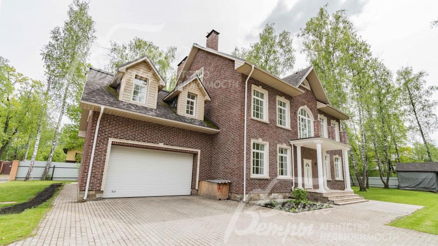 Перед домом - стоянка для 4 авто из брусчатки на бетонной подушке