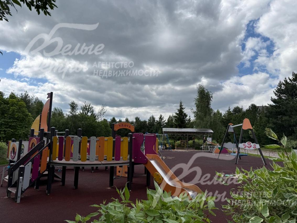 В посёлке есть детская площадка, а также детский сад