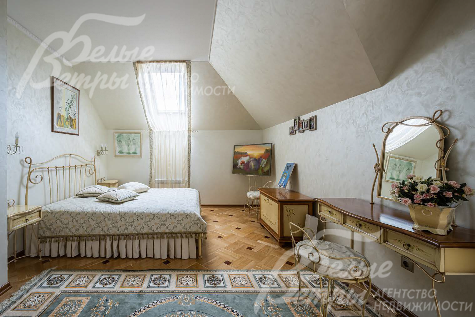 На полу паркет штучный (дуб с элементами дорогих пород дерева)